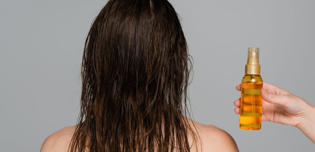 تعرفي على أفضل زيوت خفيفة للشعر منخفض المسامية