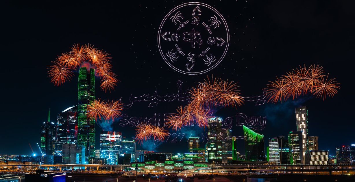 سماء العاصمة السعودية تلألأ بوميض عروض الدرونز المبهرة إحتفالًا بذكرى تأسيس المملكة