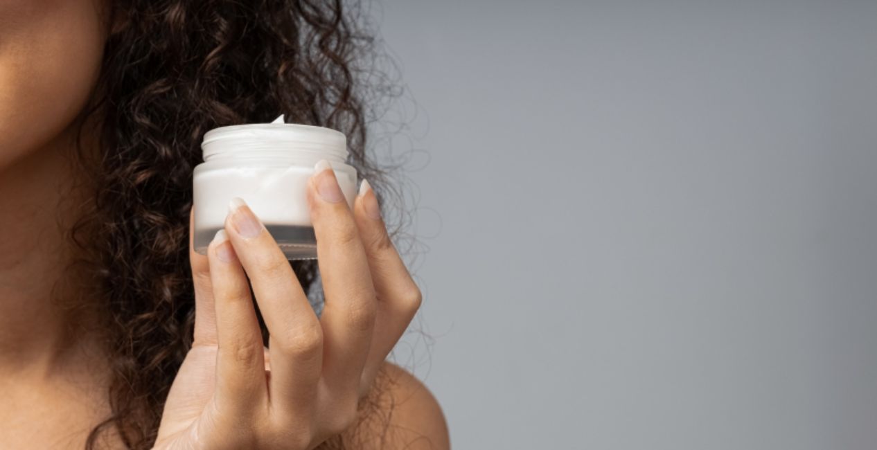 تعرفي على أفضل زيت للشعر الكيرلي لتنعيمه وتطويله