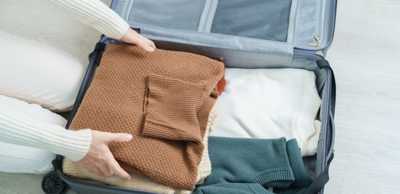 ملابس سفر للمحجبات: إطلالات تجمع بين الراحة والأناقة