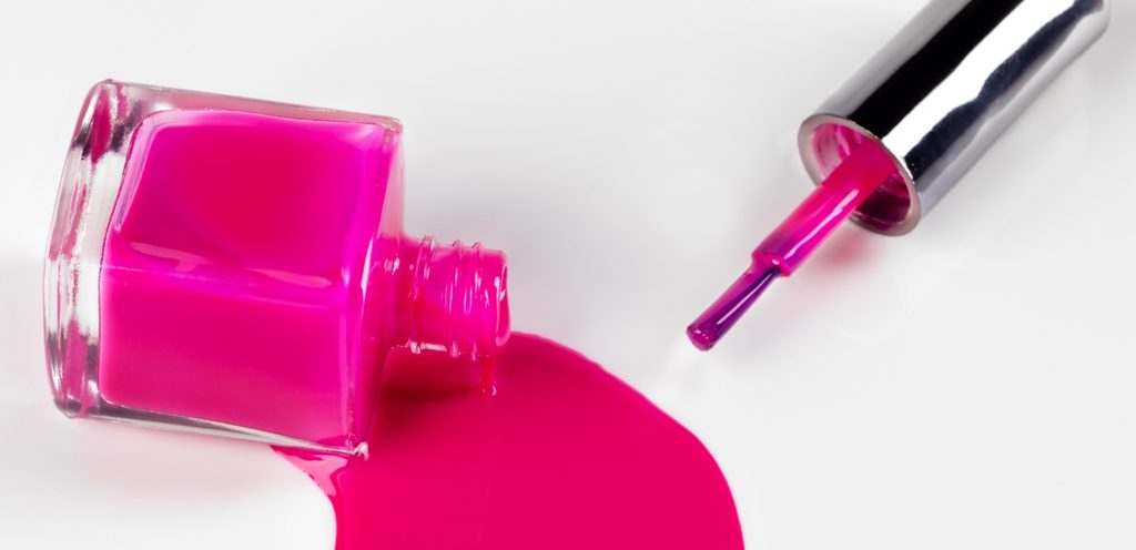 كيف ازيل المناكير من الملابس دون إتلافها؟ طرق عديدة عليكِ اتباعها