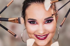 بودرة تثبيت المكياج وبخاخ التثبيت: أيهما أفضل لبشرتكِ؟