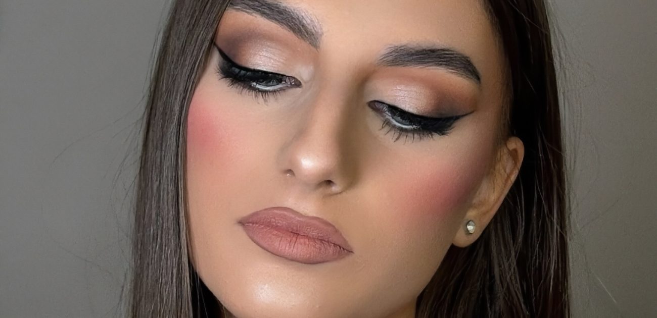 مكياج العيون اللامع يعود بقوّة... إليكِ كيف تواكبين الصيحة دون مبالغة