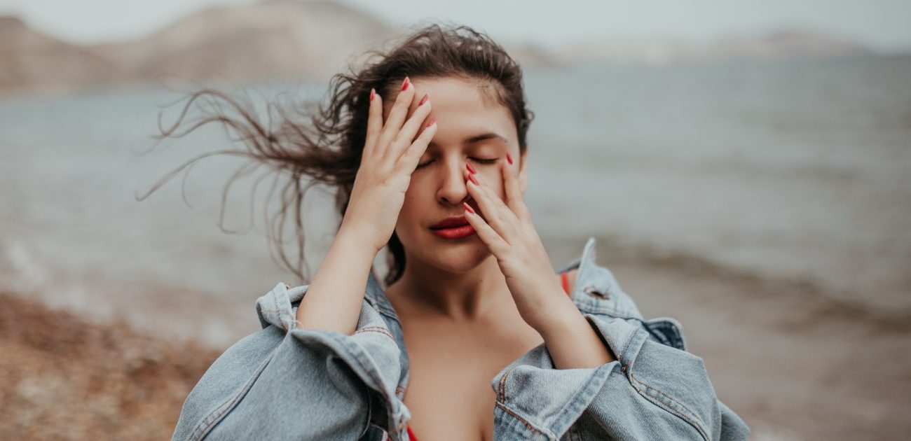 ما سبب الضيق المفاجئ في علم النفس وما الأعراض المصاحبة له؟