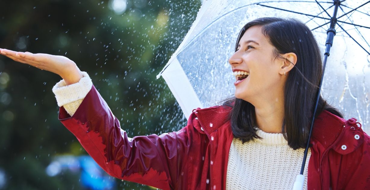 كيف تظلين أنيقة تحت المطر؟ إطلالات خريفية مضادة للتبلل