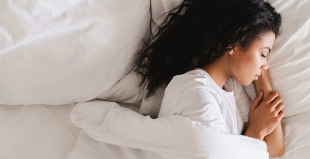 إليكِ أهم فوائد النوم على وسادة حرير للشعر والبشرة