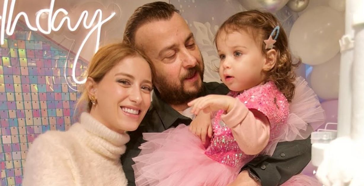 هازال كايا تحتفل بعيد ميلاد ابنتها والجمهور يلاحظ الشبه بينهما