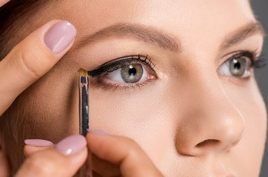 اتجاه أيلاينر ذيل السمكة Fishtail Eyeliner ليس مجرد رسمة عصرية للعيون!
