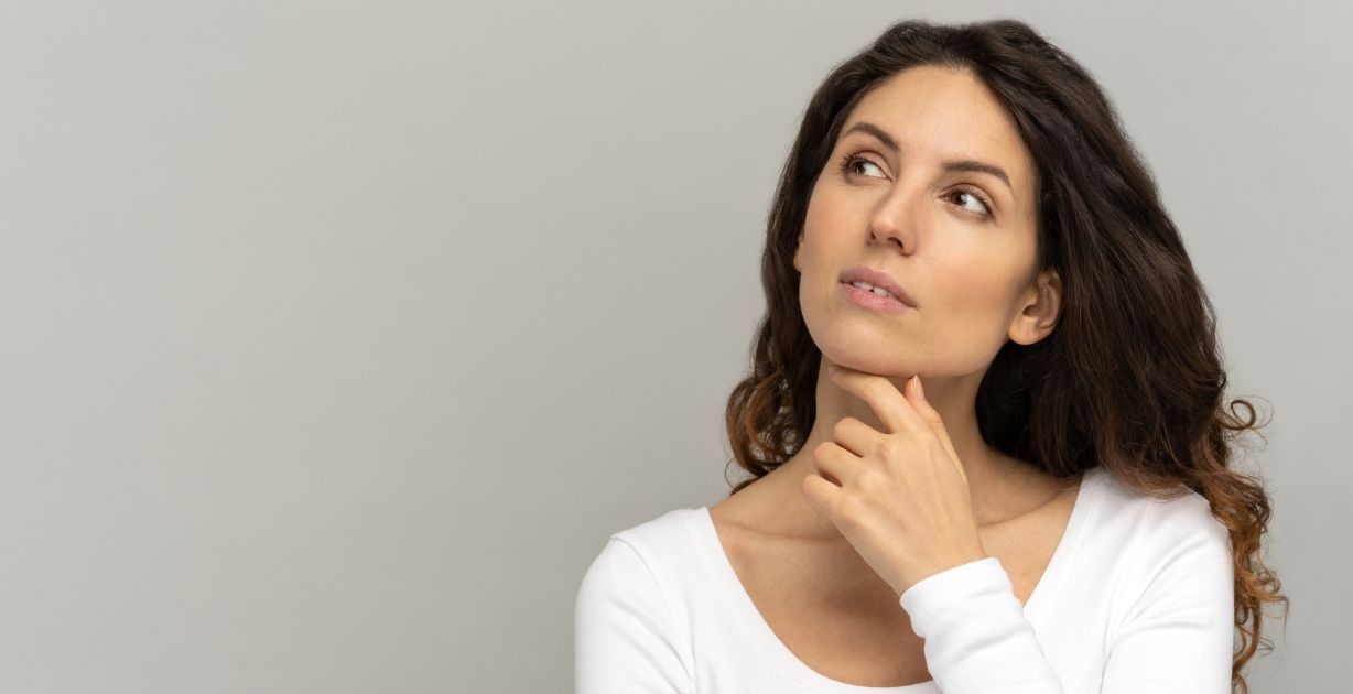 كيف تحافظين على إشراقتك الطبيعية رغم التغييرات الهرمونية؟