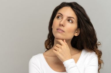 كيف تحافظين على إشراقتك الطبيعية رغم التغييرات الهرمونية؟