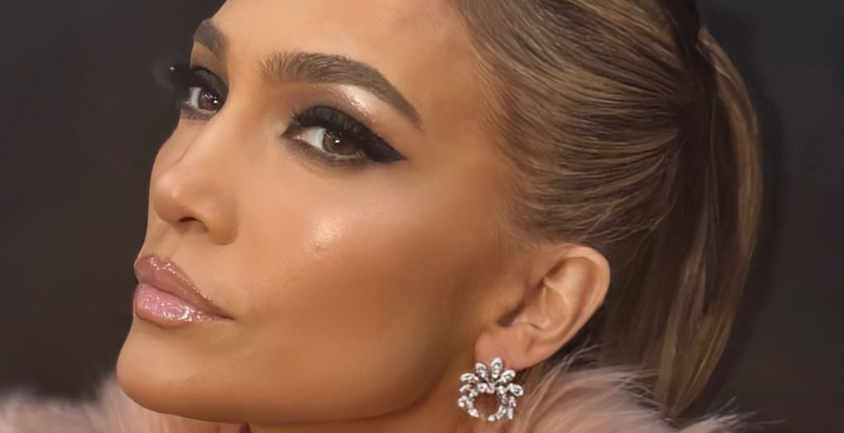 جينيفر لوبيز تتألق بقطعة أنيقة ومزينة بالكريستال من تصميم زهير مراد