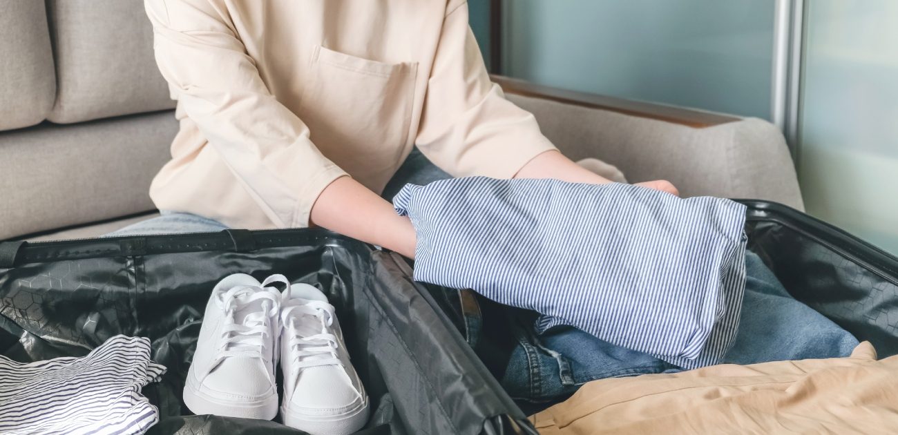 ملابس سفر للمحجبات: إطلالات تجمع بين الراحة والأناقة