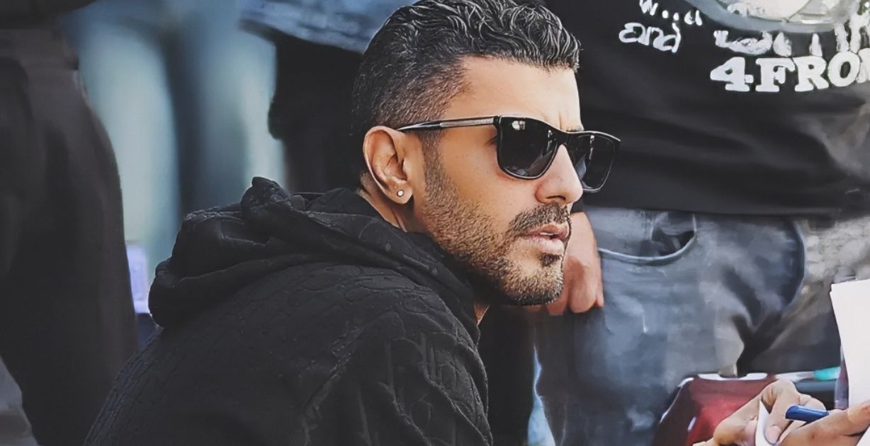 رامز جلال يسخر من ملابس وإكسسوارت المخرج محمد سامي!