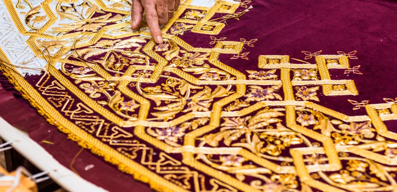 كيفية تطريز شعارات على الملابس كي تبدو أنيقة وأهم العبارات التي تكتب عليها