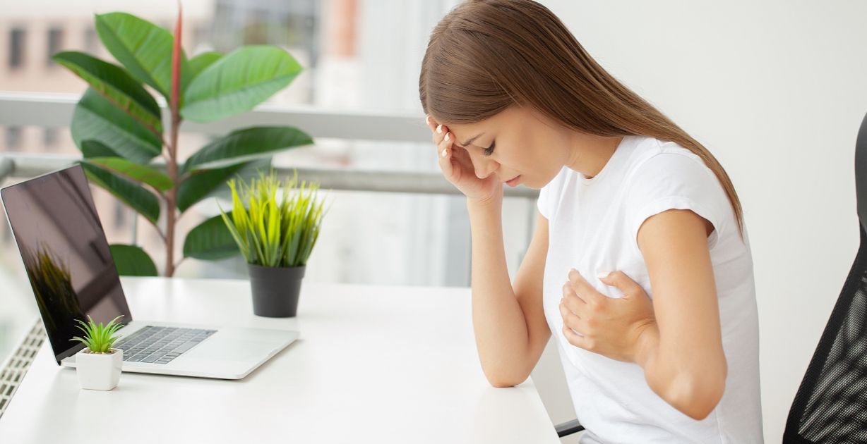 اعراض الخفقان النفسي​: دقات القلب السريعة من أهمها