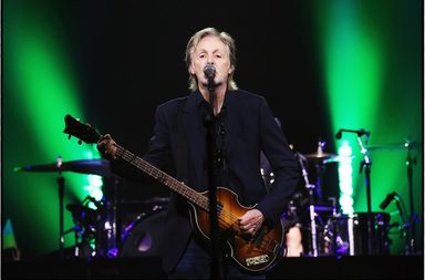 السير بول مكارتني​: أسطورة الغناء والموسيقى وعضو سابق في فريق The Beatles