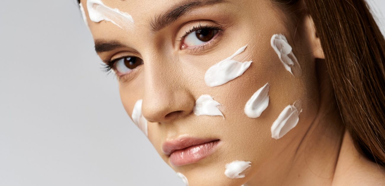 الفرق بين الترطيب والتغذية: أيهما تحتاجه بشرتك فعلًا؟