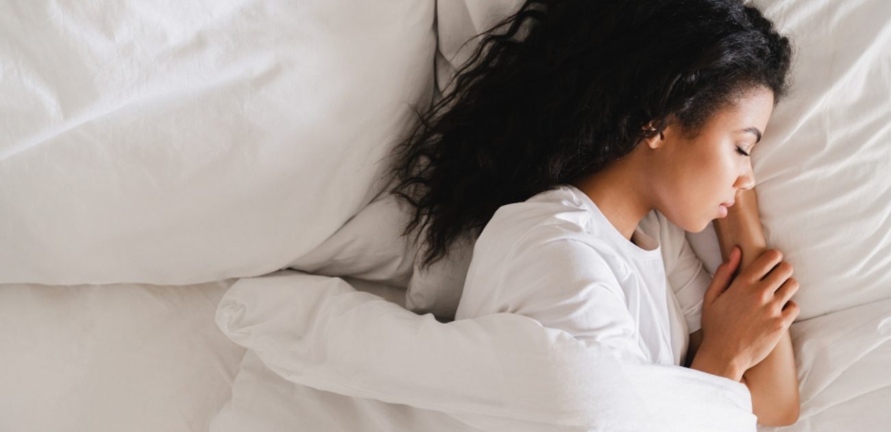 علاقة التغذية بالنوم: ما تأكلينه قبل النوم يحدد صباحك!