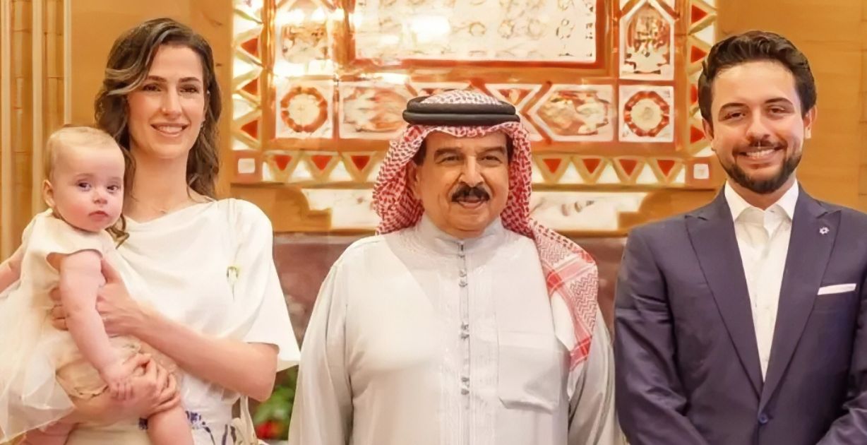 الأميرة إيمان بنت الحسين تتألق في أول زيارة رسمية لها مع والديها في مملكة البحرين
