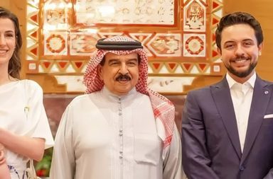 الأميرة إيمان بنت الحسين تتألق في أول زيارة رسمية لها مع والديها في مملكة البحرين