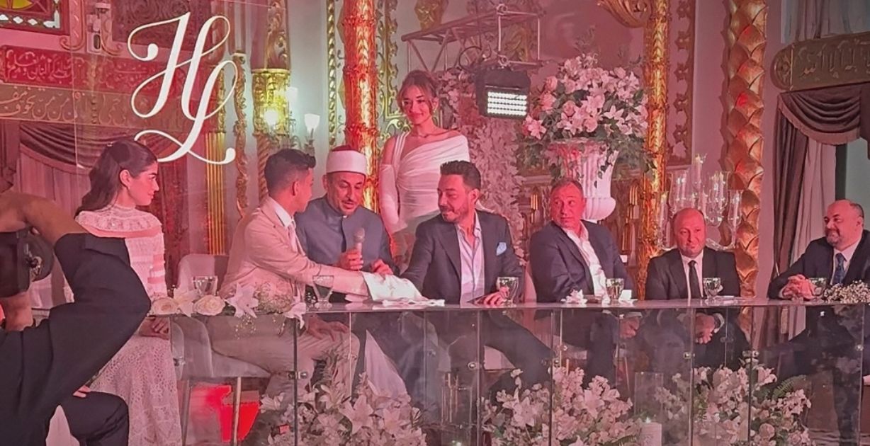 الفنان أحمد زاهر يبكي متأثرًا في عقد قران ابنته "ليلى"