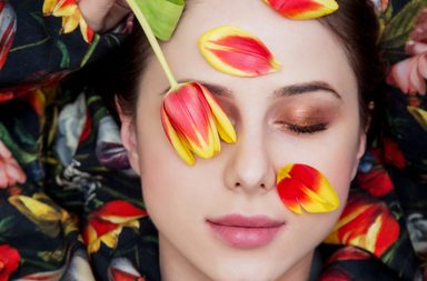 ما هي فوائد ماء الورد للشعر​ وكيفية تحضيره في المنزل؟