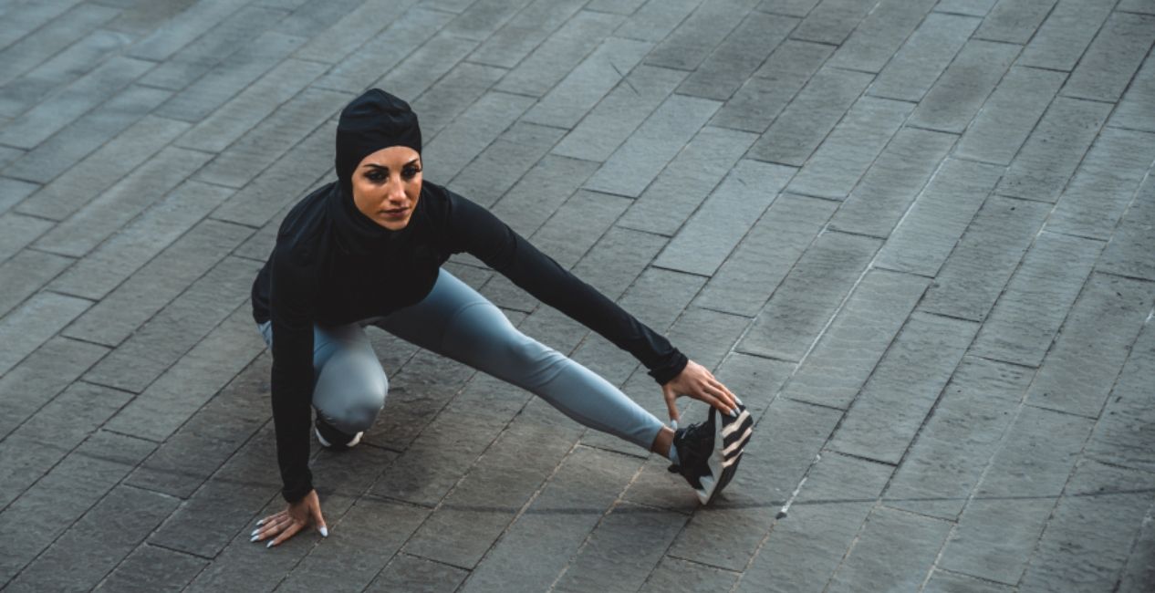 لبس رياضي للبنات العصريات والمحجبات وكيفية تنسيقه على الموضة!