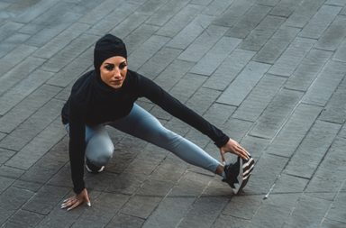 لبس رياضي للبنات العصريات والمحجبات وكيفية تنسيقه على الموضة!