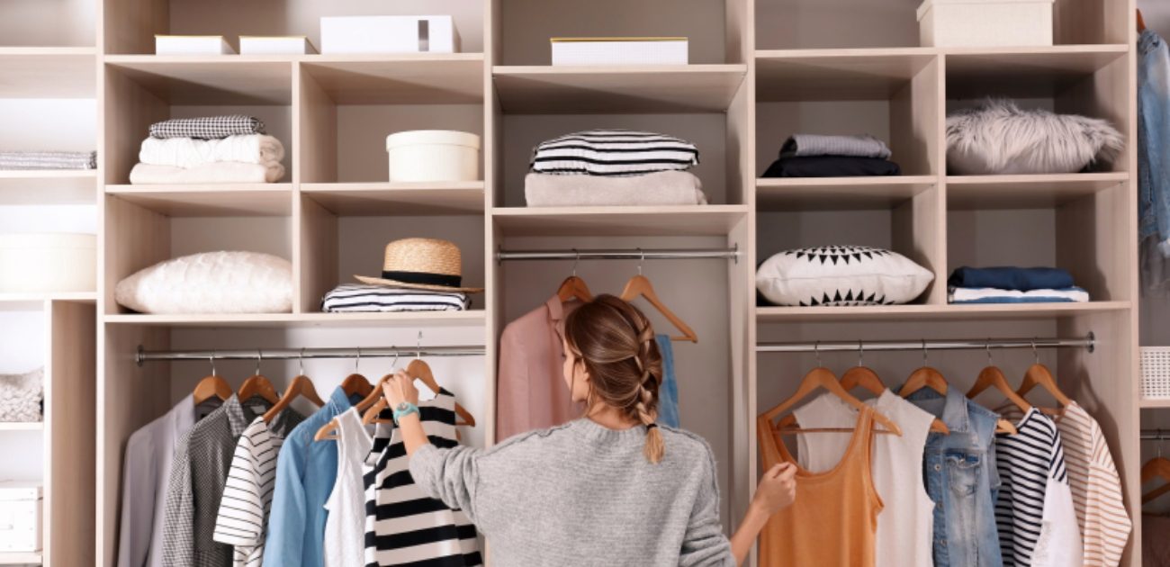 قطع الـCapsule Wardrobe: كيف تبنين خزانتكِ الذكية بـ10 قطع فقط؟