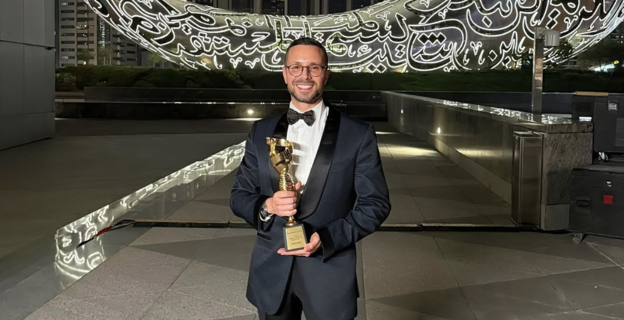 رامي قاضي يتوّج بلقب "مصمم العام" في حفل Emigala 2025