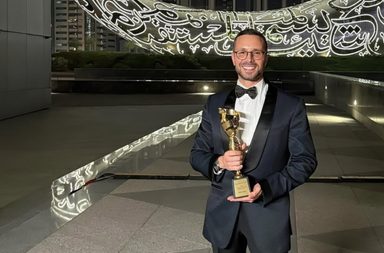 رامي قاضي يتوّج بلقب "مصمم العام" في حفل Emigala 2025