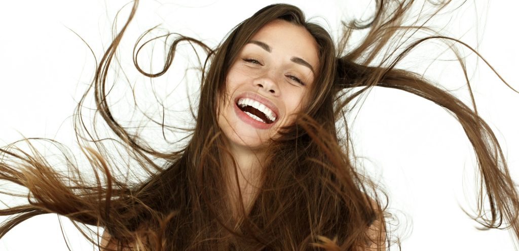 ما هي فوائد ماء الورد للشعر وكيفية تحضيره في المنزل؟