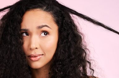 تعلمي معنا كيفية العناية بالشعر الجاف باتباع هذه النصائح المهمة