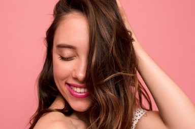 ماذا يعني الشعر منخفض أو عالي المسامية؟ وكيف تعتنين به طبيعياً؟