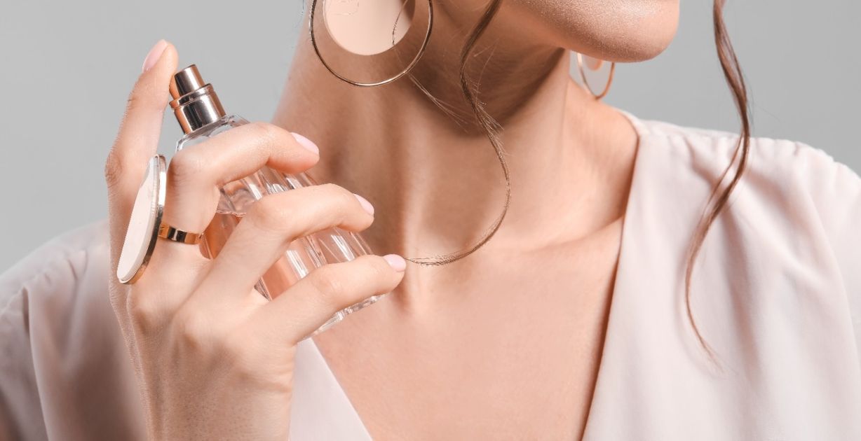 طريقة واحدة لوضع العطر تجعله يدوم طوال اليوم