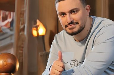 ياسين أحمد السقا في رسالة قوية لمنتقديه: "اللي خلّف مامتش"!