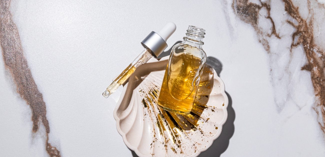 تفتيح البشرة من أهم فوائد زيت اللوز الحلو للمنطقه الحساسه