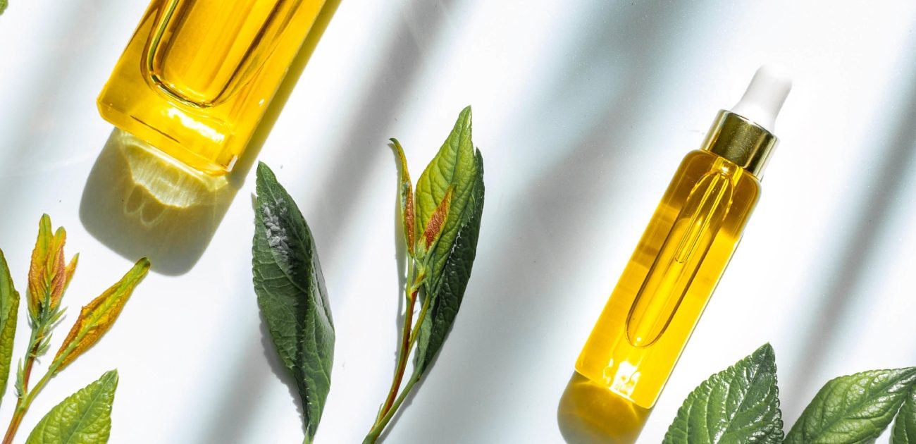 تفتيح البشرة من أهم فوائد زيت اللوز الحلو للمنطقه الحساسه