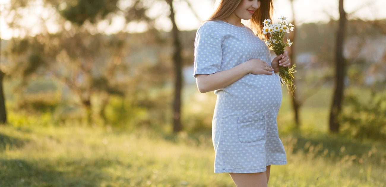 أبرز النصائح لاختيار فساتين حوامل للاعراس اتبعيها بدقة!