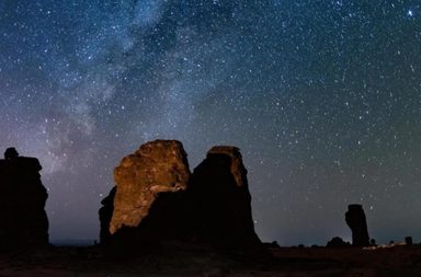 النجوم والكواكب عُنصر جذب لسياح العُلا من محبي علوم الفلك