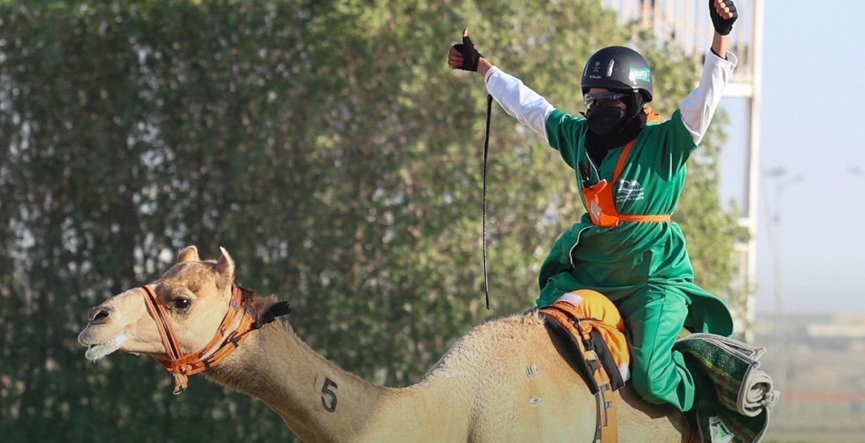 الهجانة السعودية خلود الشمري تنتزع الميدالية الذهبية في البطولة الآسيوية للهجن