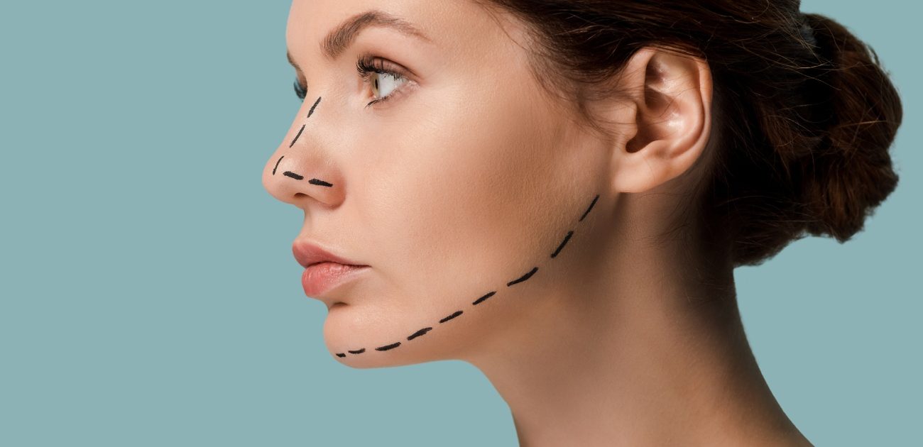 "أنتِ لستِ جميلة بما يكفي": هل يستغل خبراء التجميل مخاوفك؟