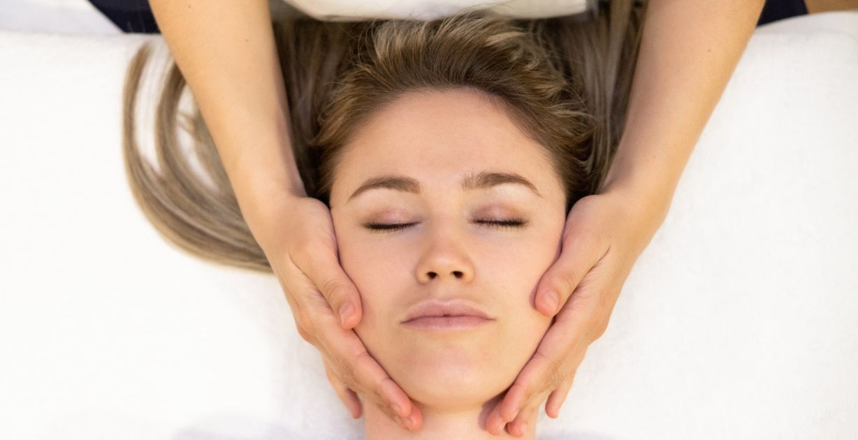 فوائد المسّاج اللمفاوي للوجه والجسم: أكثر من مجرد استرخاء