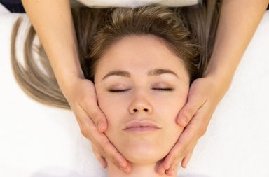 فوائد المسّاج اللمفاوي للوجه والجسم: أكثر من مجرد استرخاء