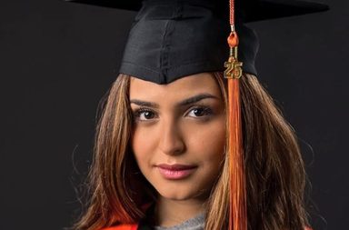 حلا الترك تحتفل بتخرجها من الجامعة...وغياب والدتها يثير التساؤلات!