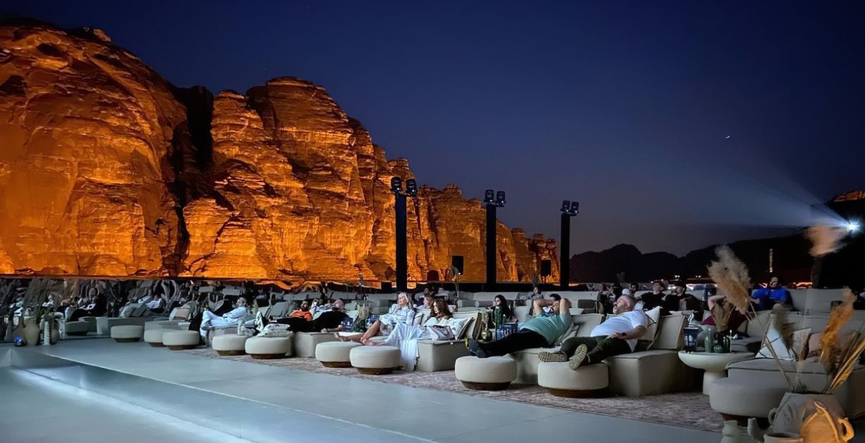 سينما _مون لايت_ تجربة استثنائية تضيء قاعة مرايا في ليالي العُلا