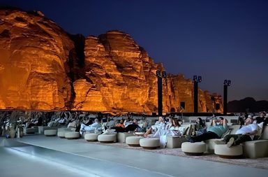 سينما _مون لايت_ تجربة استثنائية تضيء قاعة مرايا في ليالي العُلا