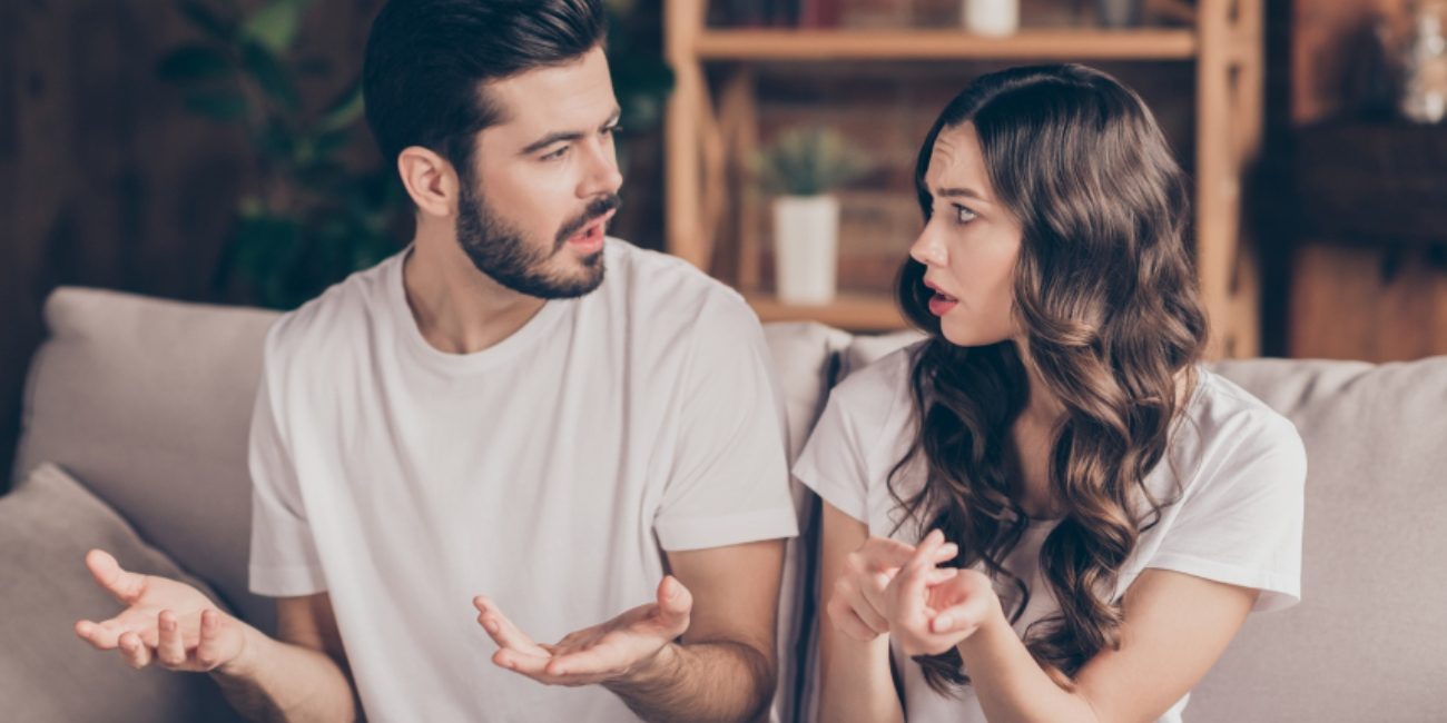 من الغيرة إلى التجاهل… تصرفات من علاقات النجوم نعيشها نحن أيضًا