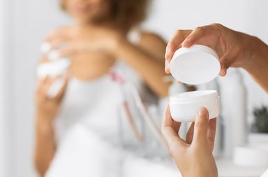 روتين طبيعي لتفتيح الركب والأكواع باستخدام مكونات من المطبخ