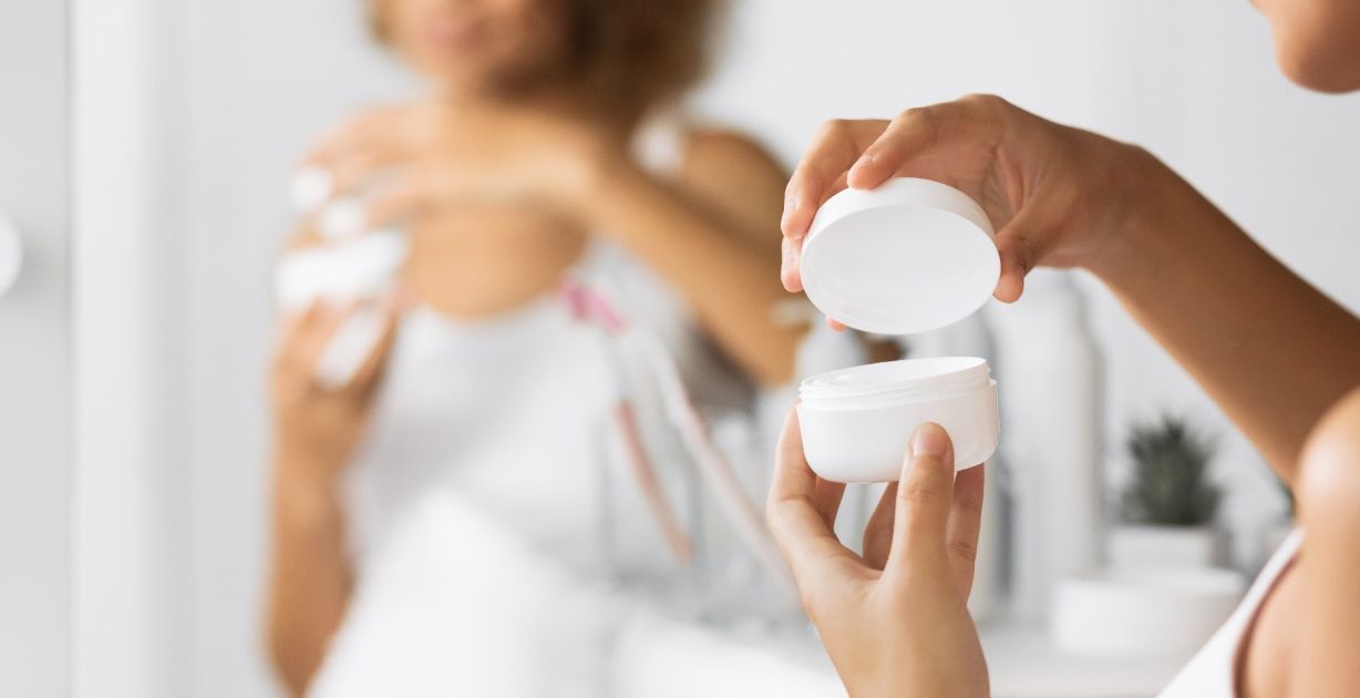 روتين طبيعي لتفتيح الركب والأكواع باستخدام مكونات من المطبخ